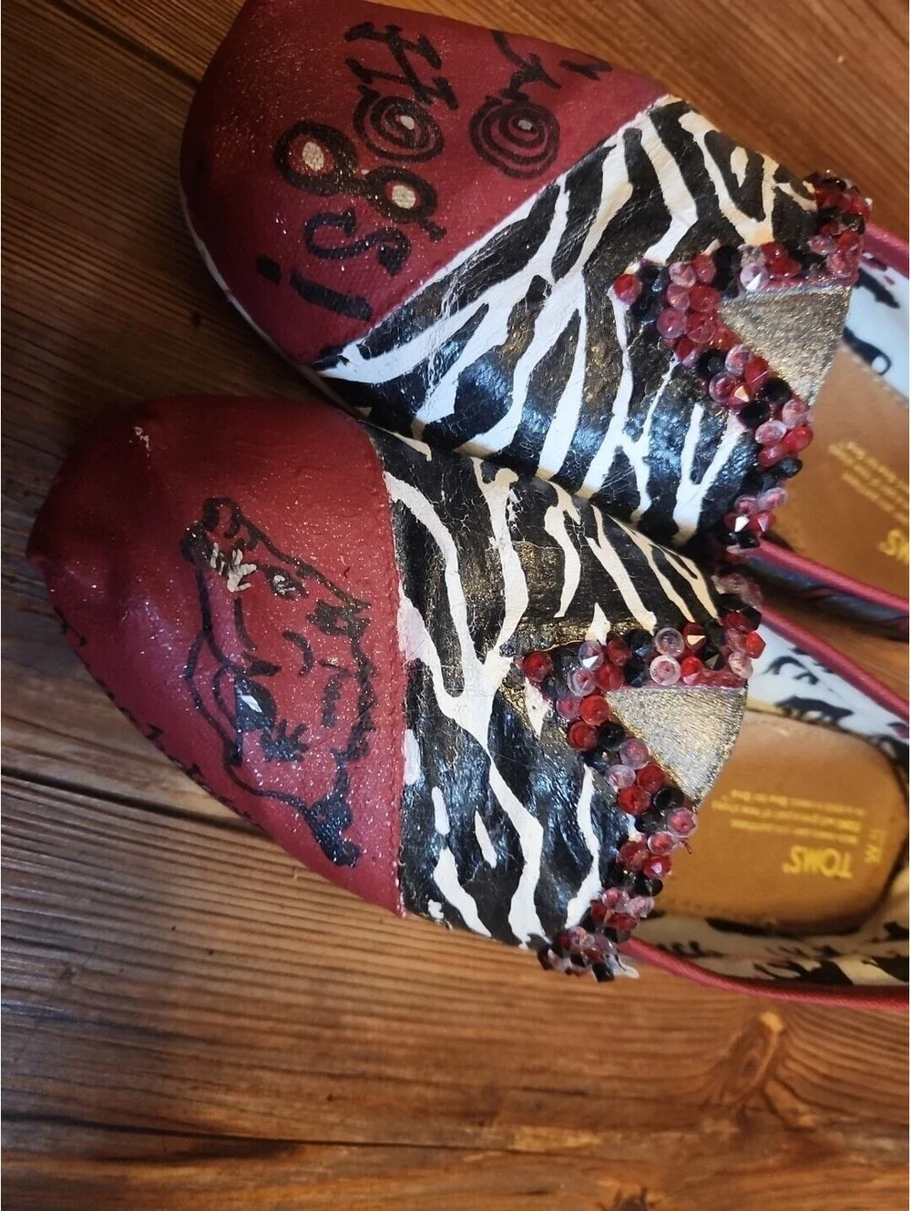 TOMS Arkansas Razorbacks Design Shoes Women's Size 11 Hand Painted NCAA!.